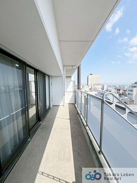 バルコニーには物干しスペースも有。