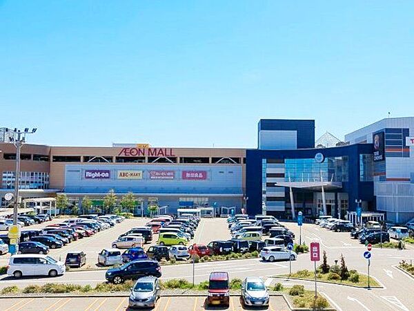 イオン高岡南店 徒歩2分。 140m