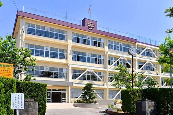 高岡市立高陵中学校 徒歩18分。 1300m