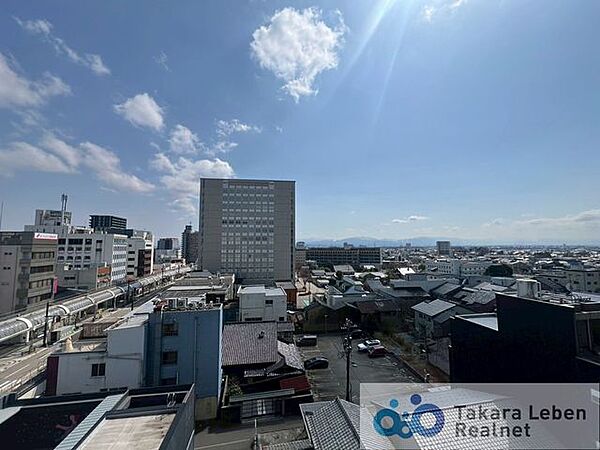住戸からの眺望。遮るものがなく開放的な景色が広がります。心地の良い風と柔らかい採光をお部屋に取り込んでくれ、日々の生活がより豊かになります。