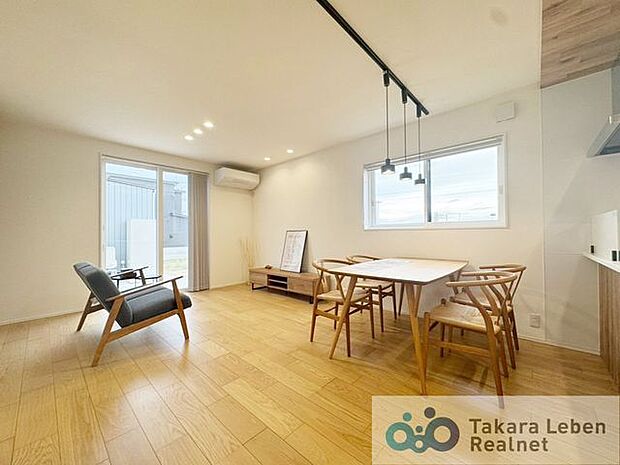家族が集まる場所だからこそ、採光と通風を確保した心地よいリビングとなっております。自然と家族皆が揃い、笑顔が溢れる場となりそうです。
