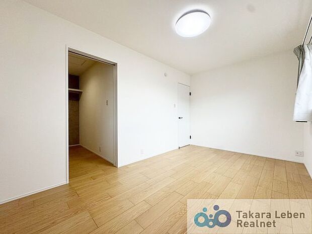2階約7.5帖の洋室。やわらかな採光が心地よい寝室。朝は自然光で気持ちよく目覚め、夜は落ち着いた時間を過ごせます。