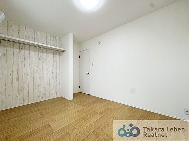 2階約6帖の洋室。明るく落ち着いた雰囲気の洋室。居室としてはもちろん、在宅ワークや趣味の部屋としても使いやすい空間です。