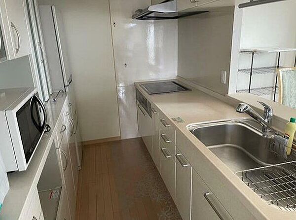 ご夫婦やご家族で並んでお料理ができるよう十分なスペースを確保しました。