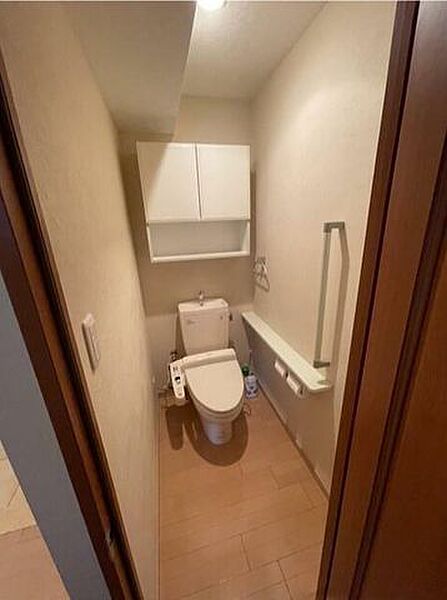 吊戸棚があるので、トイレットペーパーのストックや清掃道具等を収納するのに便利です。