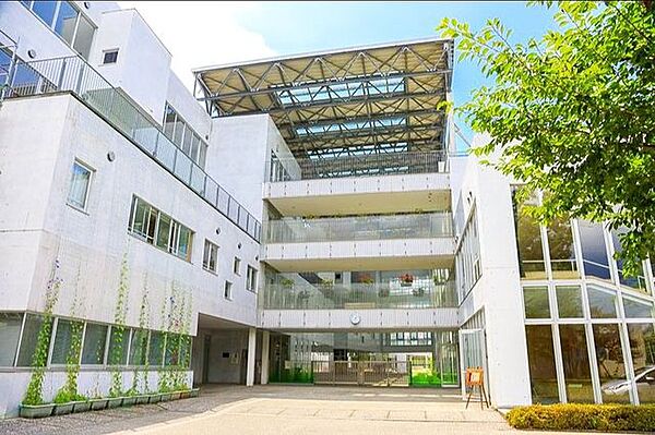 富山市立芝園小学校 徒歩22分。 1600m