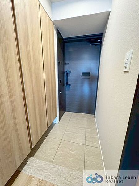 シンプルで使いやすい玄関は、住まい全体をすっきりと見せてくれます。日々の暮らしに自然と馴染む空間です。