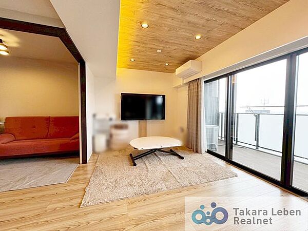 家族が集まる場所だからこそ、採光と通風を確保した心地よいリビングとなっております。自然と家族皆が揃い、笑顔が溢れる場となりそうです。