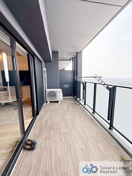 バルコニーには物干し金物を装備。リビング・ダイニングに面している為、空間の広がりを感じさせてくれるスペースとなっております。