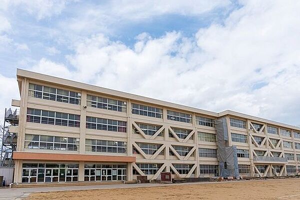 高岡市立定塚小学校 徒歩9分。 650m