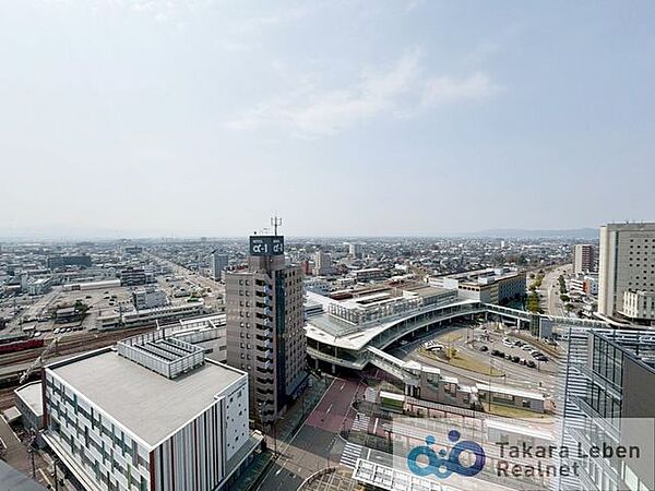 住戸からの眺望。前面に高い建物がなく、遠くまで見通せる眺望が魅力です。また、陽当たり・通風も良好です。