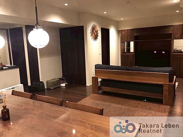 約24.6帖の広々LDK。バルコニーに面した開放感あるリビングです。収納豊富なファミリークローク付き
