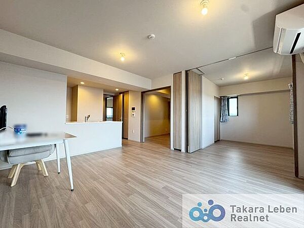 家族だけのプライベートタイムを心地よく過ごせる、約16.1帖のリビング空間。住まう方のライフスタイルを尊重し、オンリーワンの空間を創り出します。