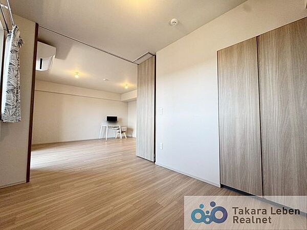 約5.1帖の洋室。独立したお部屋として利用しても、戸を開けてリビング空間の延長としても利用できます。
