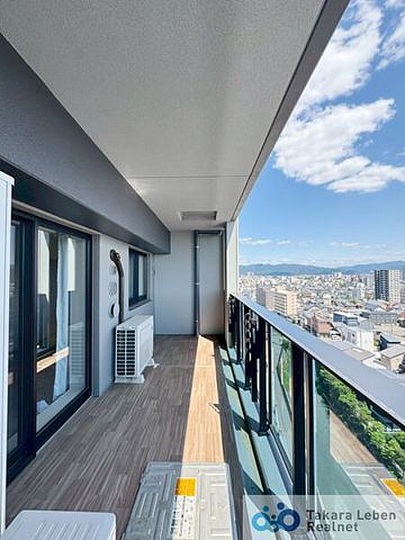 爽やかな風が吹き、採光にも恵まれてますので思わずお部屋の外へ出たくなる、そんなバルコニーです。心地良さに包まれ、日々の暮らしをより鮮やかに彩ります。