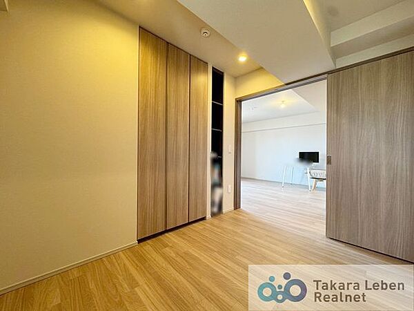 約4.5帖の洋室。採光の取れた洋室は、日中も明るく心地よい印象。居室としてお使いいただける、バランスの良い空間です。