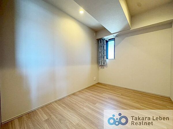 約4.5帖の洋室。居室としてはもちろん、在宅ワークや趣味の部屋としても使いやすい空間です。