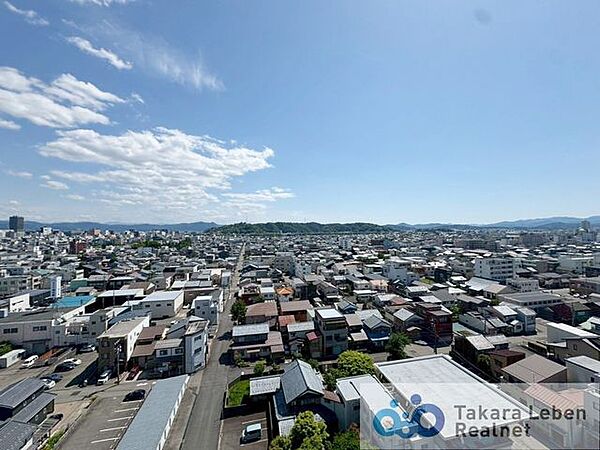 住戸からの眺望。前面に高い建物がなく、遠くまで見通せる眺望が魅力です。また、陽当たり・通風も良好です。