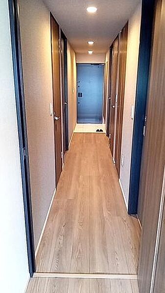 ナチュラルカラーの室内廊下、明るく開放感のある空間を演出します。