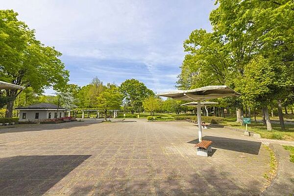若里公園 徒歩22分。 1500m