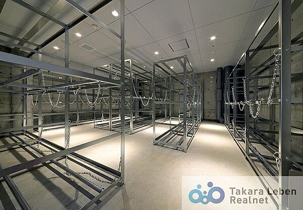 共用部のタイヤ置き場。季節の変化にも対応できるよう、スタッドレスタイヤを保管できるタイヤ置き場をご用意しました。