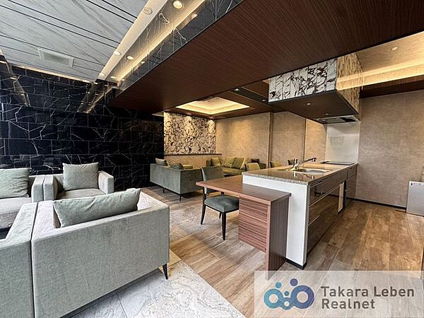 落ち着いた温かみのある色調で、住む人をやさしく迎えてくれます。広々とした高級感溢れるエントランスが、ワンランク上の生活をお約束致します。