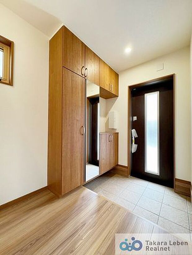 訪れる方を優しくお出迎えする落ち着いた玄関。