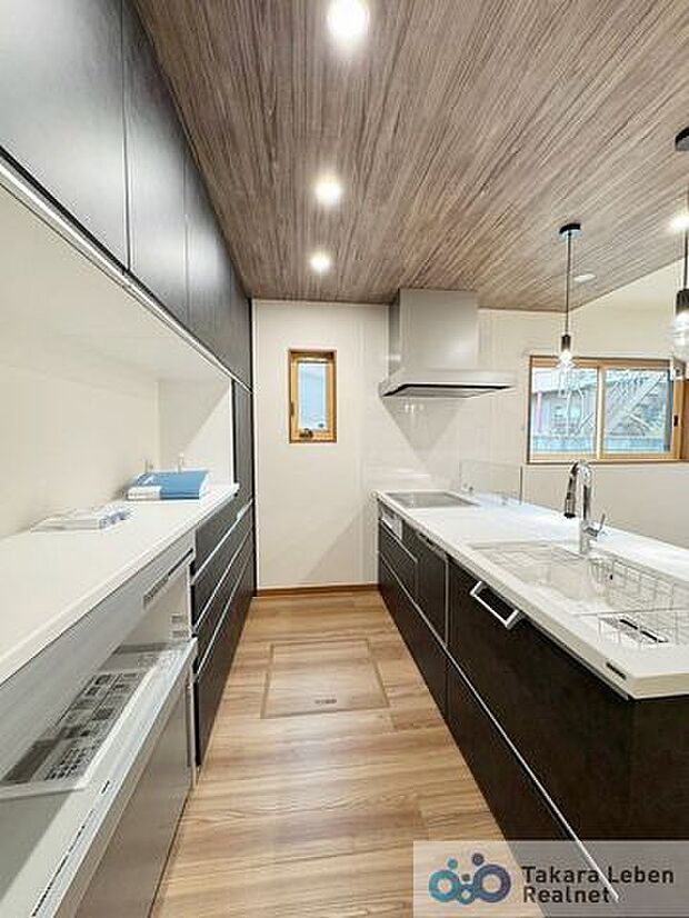 小窓付きのキッチンは、心地の良い採光が注ぎ、さらにお料理シーンを快適にしてくれます。