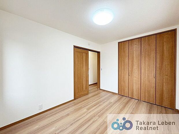 約6.2帖の洋室。適度な採光と通風を確保する事で心地よい空間が生まれます。