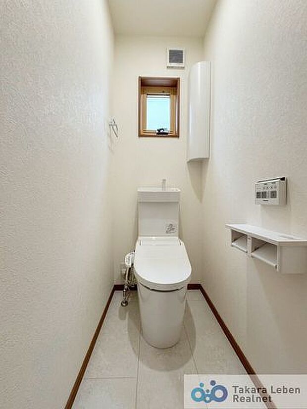 2階トイレ。通風・採光に優れており、心地よい光と風が溢れています。