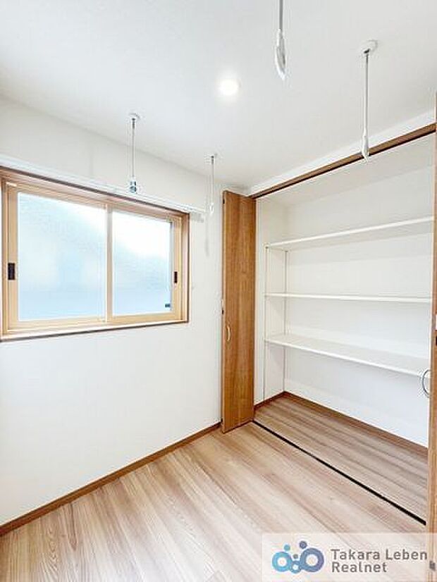 ランドリールーム。大容量収納付きでリネン類もすっきり収納可能です。