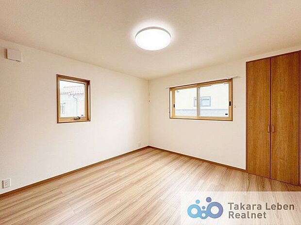 約8.6帖の洋室。全居室に収納を備えておりますので、部屋割りも悩むことはありません。