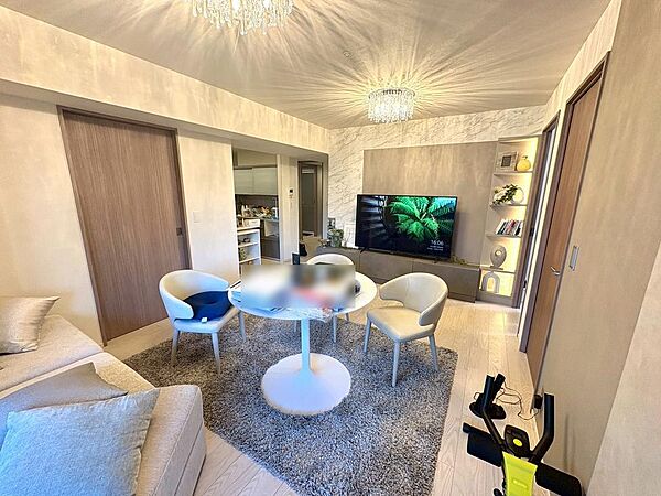 広々としたリビングダイニング！ご希望ございましたら、モデルルーム時に使われていた家具や照明はそのままお使いいただけます！