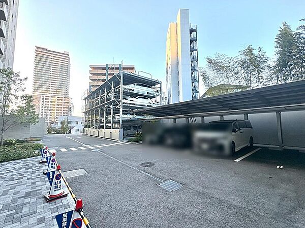 マンション裏側、駐車場です。