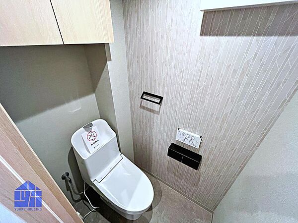 洗浄機能付きのお手洗いです。こちらも嬉しい収納付き！