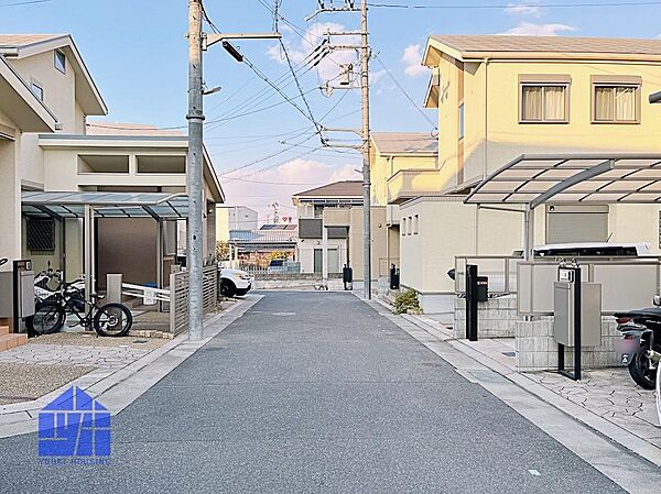 道路幅は5.3ｍ。転回路もある為、スムーズに駐車いただけます。