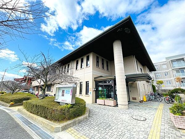 箕面市立桜ケ丘図書館 350m