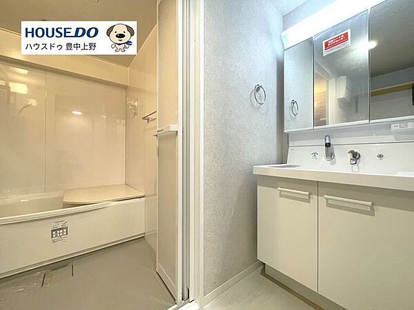 大きく開く3面鏡が朝の準備をスムーズに！広々とした鏡面で、メイクもヘアセットもラクラク♪