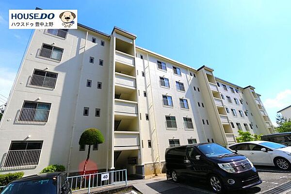 緑豊かな箕面の高台に佇む、陽当たり良好な低層レジデンス。落ち着いた住環境で、ゆとりある暮らしを実現できます。