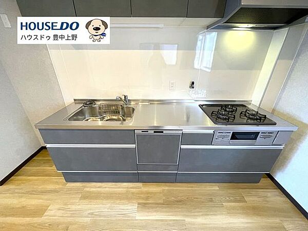 新調された食洗機付のシステムキッチン。収納力の豊富で料理も片付けもスムーズに。