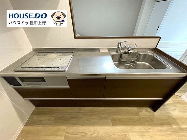 作業スペースが広く確保されたキッチン。調理がしやすく、家事動線もスムーズです。オール電化のIHは火を使わず安心で、お手入れも簡単。毎日の家事が快適になります。