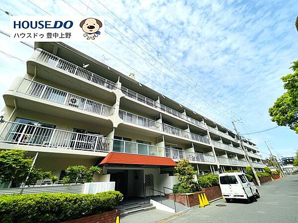 阪急千里線「千里山駅」まで徒歩9分、落ち着いた住宅街に佇む オール電化マンション です。南側には関西大学のキャンパスが広がり、開放感のある景色と穏やかな空気が魅力のマンションです。