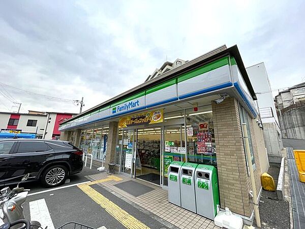 ファミリーマート 吹田千里山高塚店 1100m