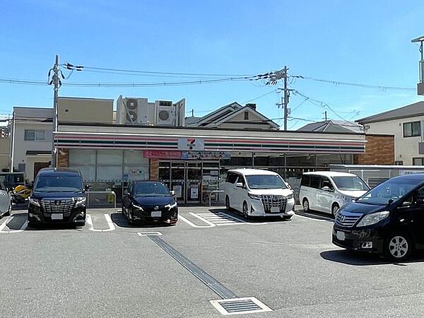 セブンイレブン豊中蛍池東町店 560m