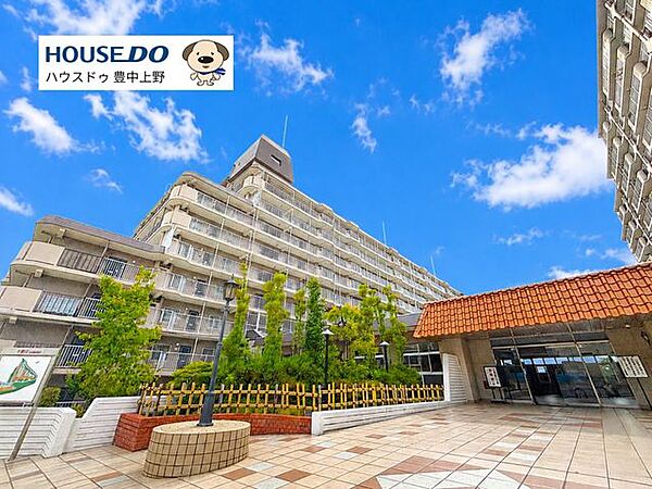 緑豊かな高台の住宅地に立地。敷地に隣接して公園もあり、小学校や図書館、スーパーなどが徒歩10分圏内に揃っています。緑豊かな住環境と生活利便性を兼ね備えた暮らしやすい立地です。