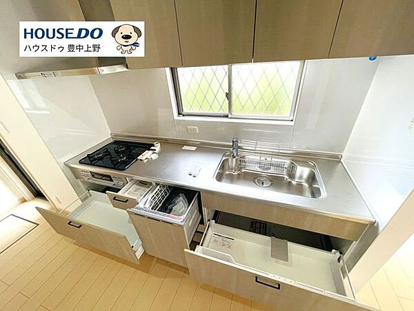 食洗機×三口コンロ完備で作業台もシンクも広い、文句なしのシステムキッチン！リフォーム時に新調されていて交換せずとも新しいキッチンでお料理していただけます♪