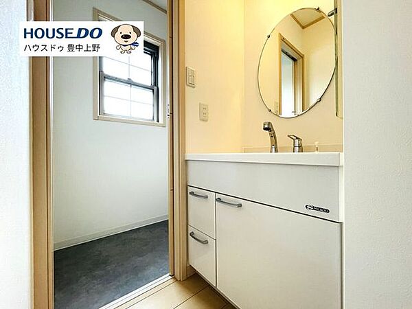 2階のトイレと洗面台です！※トイレは現在工事中となります