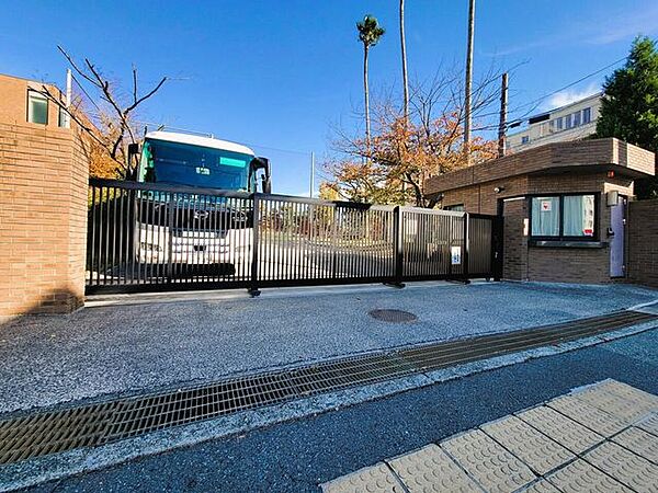 履正社高等学校 570m