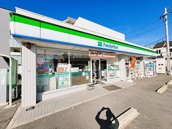 ファミリーマート　豊中長興寺北店 420m