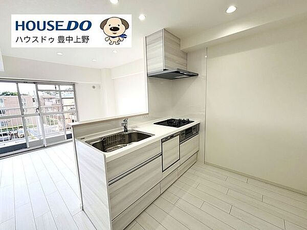 白を基調とした明るいカウンターキッチン。食洗機付きで家事が効率的に進み、使い勝手の良い設備がそろった快適な空間です。